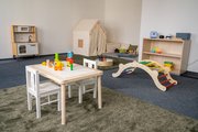Kinderspielzeug und eine Rückzugsecke im Förderraum (Frühförderung & Entspannung) des Autismus-Zentrums