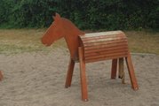 Holzpferd auf dem Spielplatz FES 2022 Holzpferd