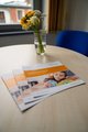Flyer des Autismus-Zentrums Rostock liegen auf einem Besprechungstisch