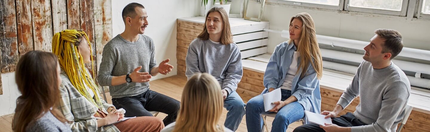 Headerbild: Junge Menschen kommunizieren miteinander im Gesprächskreis