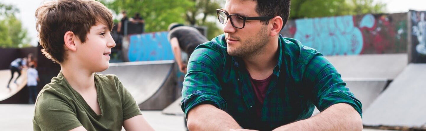 Headerbild: Schüler spricht mit einer Vertrauensperson